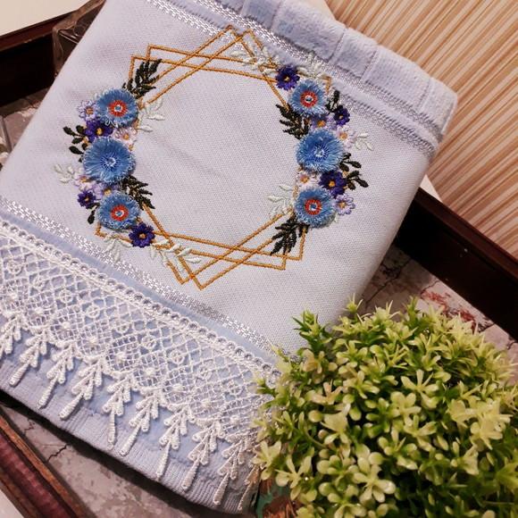 Toalha de Rosto Bordada -Moldura com Flores