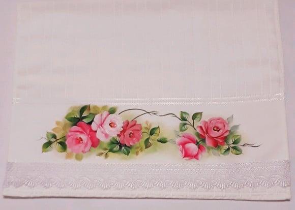 Toalha de Rosto Pintada à Mão com Barrado em Guipir - Rosas