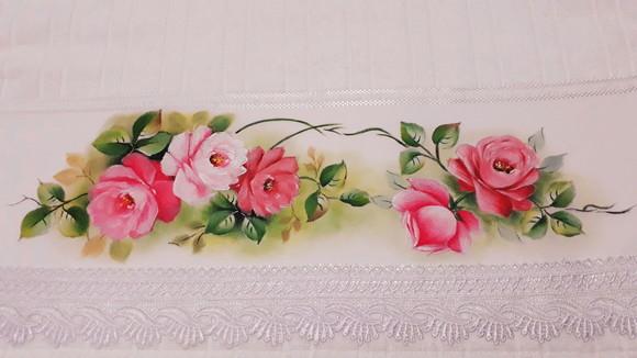 Toalha de Rosto Pintada à Mão com Barrado em Guipir - Rosas