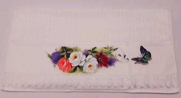 Toalha de Rosto Pintada à Mão com Guipir - Flores e Borboleta