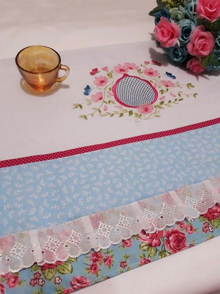 Pano de Copa ou Prato Bordado - Flores e Borboletas