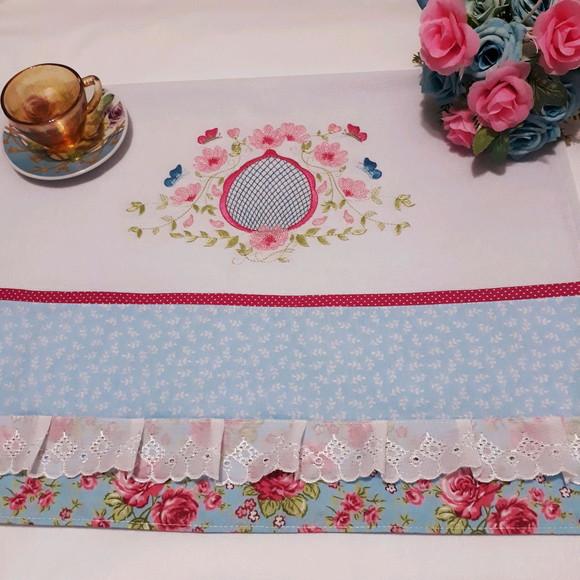 Pano de Copa ou Prato Bordado - Flores e Borboletas
