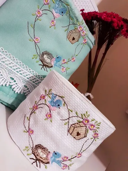 Kit Toalha de Rosto e Porta Papel Higiênico Bordado - Passarinho