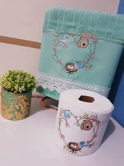 Kit Toalha de Rosto e Porta Papel Higiênico Bordado - Passarinho