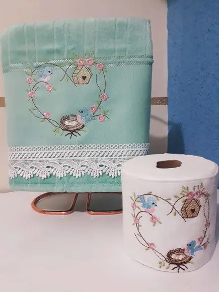 Kit Toalha de Rosto e Porta Papel Higiênico Bordado - Passarinho