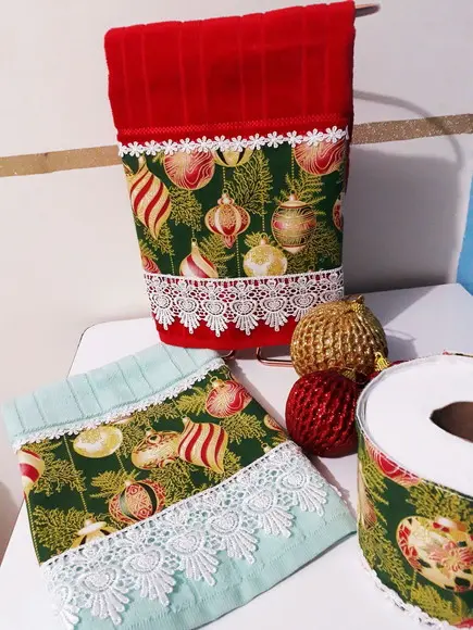 Kit Toalhas de Lavabo e Porta Papel Higiênico Verde e Vermelha -