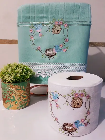 Kit Toalha de Rosto e Porta Papel Higiênico Bordado - Passarinho