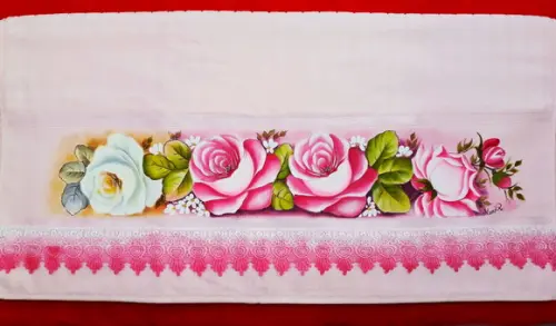 Toalha de Banho Pintada à Mão com Barrado em Guipir - Rosas
