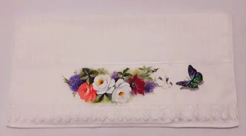 Toalha de Banho Pintada à Mão com Guipir - Flores e Borboleta