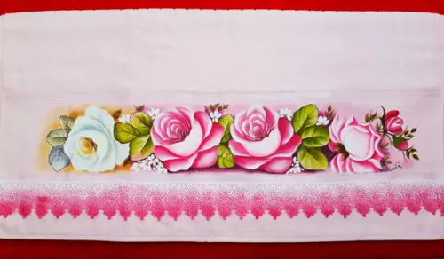 Toalha de Banho Pintada à Mão com Barrado em Guipir - Rosas
