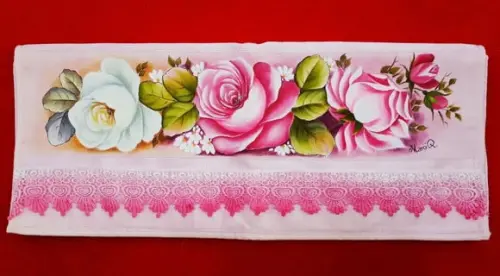 Toalha de Rosto Pintada à Mão com Barrado em Guipir - Rosas