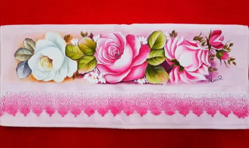 Toalha de Rosto Pintada à Mão com Barrado em Guipir - Rosas