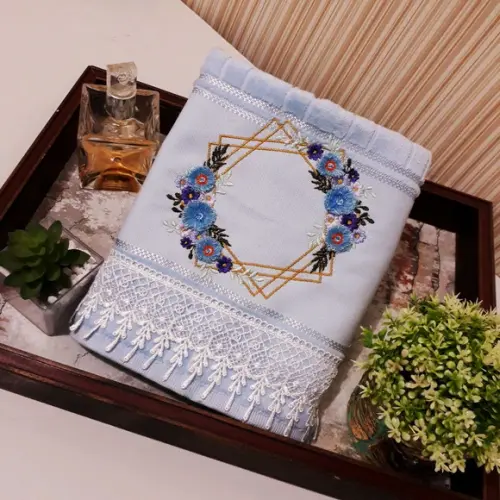 Toalha de Rosto Bordada -Moldura com Flores