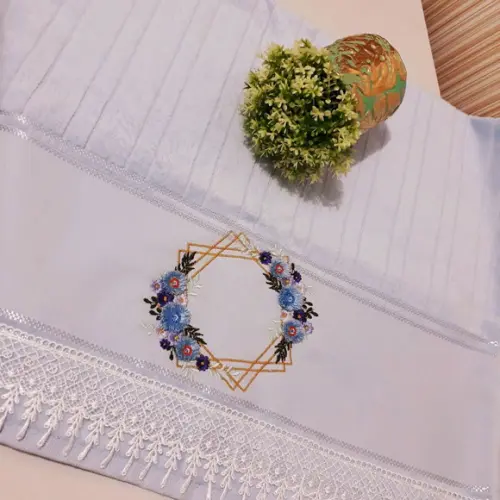 Toalha de Rosto Bordada -Moldura com Flores