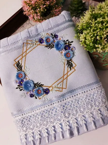Toalha de Rosto Bordada -Moldura com Flores