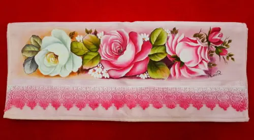 Toalha de Rosto Pintada à Mão com Barrado em Guipir - Rosas