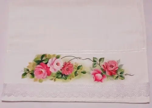 Toalha de Rosto Pintada à Mão com Barrado em Guipir - Rosas