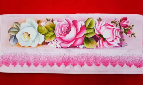 Toalha de Rosto Pintada à Mão com Barrado em Guipir - Rosas