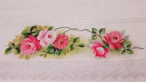 Toalha de Rosto Pintada à Mão com Barrado em Guipir - Rosas