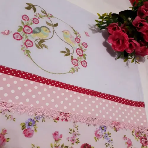 Pano de Copa ou Prato Bordado - Casal de Pássaro e Rosas