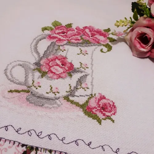 Pano de Copa ou Prato Bordado - Bule, Xícara e Rosas