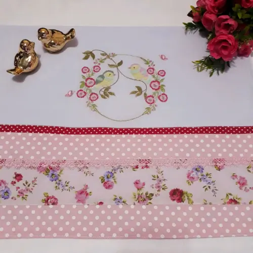 Pano de Copa ou Prato Bordado - Casal de Pássaro e Rosas