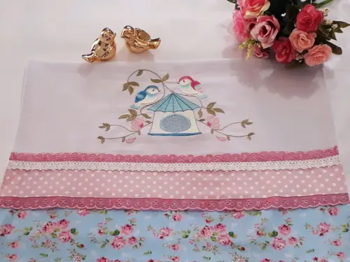 Pano de Copa ou Prato Bordado - Casal de Pássaros e Flores