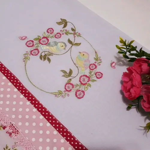 Pano de Copa ou Prato Bordado - Casal de Pássaro e Rosas