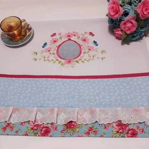 Pano de Copa ou Prato Bordado - Flores e Borboletas