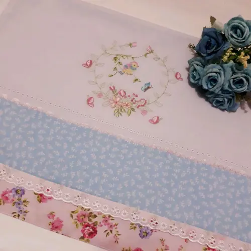 Pano de Copa ou Prato Bordado - Pássaro e Flores