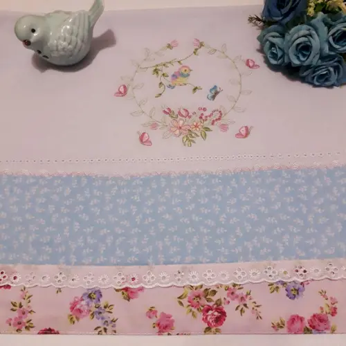 Pano de Copa ou Prato Bordado - Pássaro e Flores