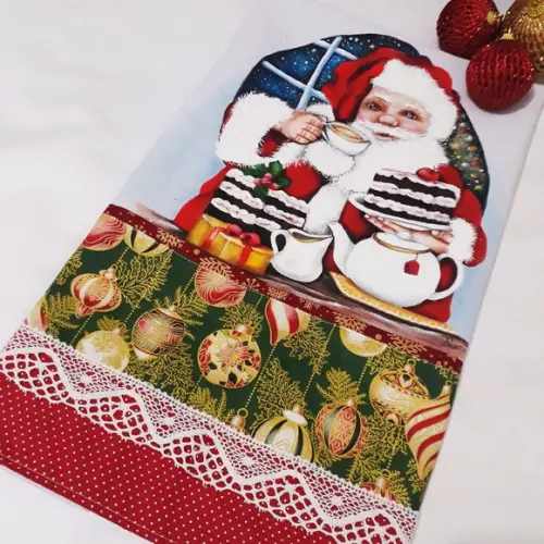 Pano de Copa ou Prato com Pintura à Mão - Papai Noel com Bolo
