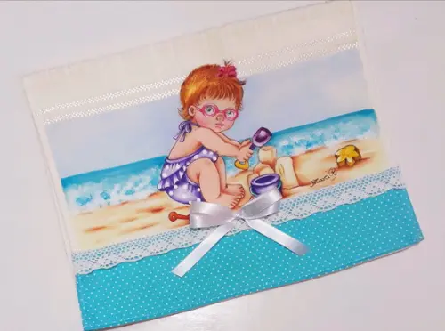 Toalha de Mão Escolar-Menina na Praia