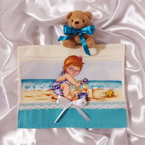 Toalha de Mão Escolar-Menina na Praia