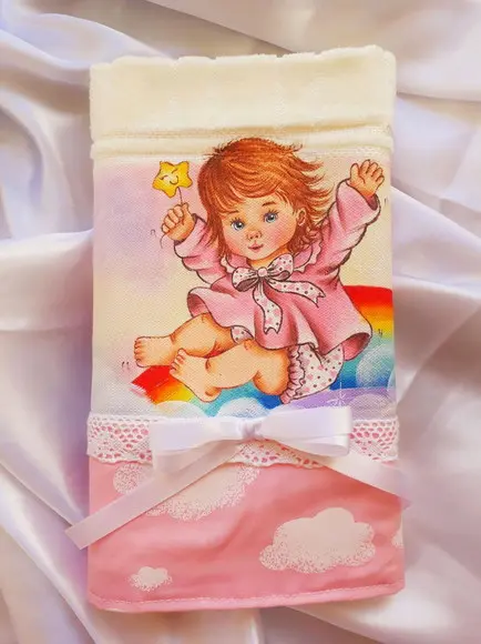 Toalha de Mão Escolar-Menina no Arco-íris