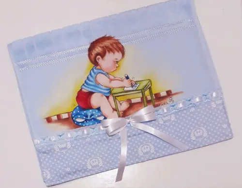 Toalha de Mão Escolar-Menino Escrevendo
