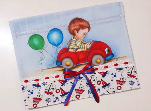 Toalha de Mão Escolar-Menino Passeando de Carro