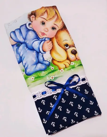 Fralda de passeio pintada à mão - menino com cachorrinho