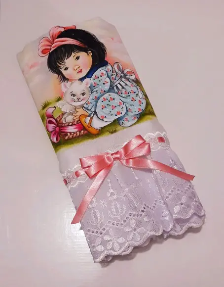 Fralda Passeio-Menina com Gatinho no Cesto