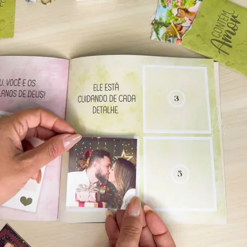 Álbum de Figurinhas Casal Namorados Noivos Proposito de Deus