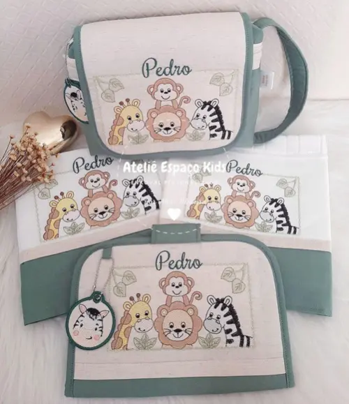 Necessaire do Bebê, Fralda Passeio, Toalhinha e Capa Caderne