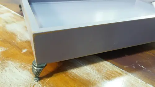 Bandeja Multiuso em patina com pés de metal