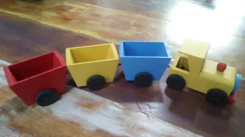 TRENZINHO DE MADEIRA COM 3 VAGÕES