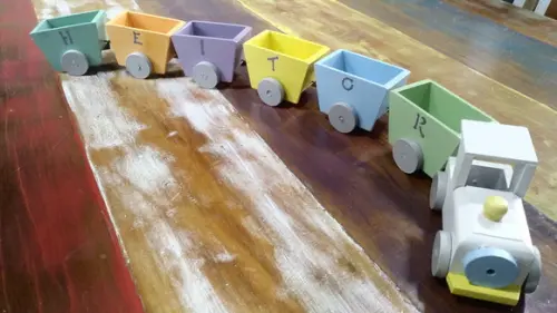 TRENZINHO DE MADEIRA COM 5 VAGÕES