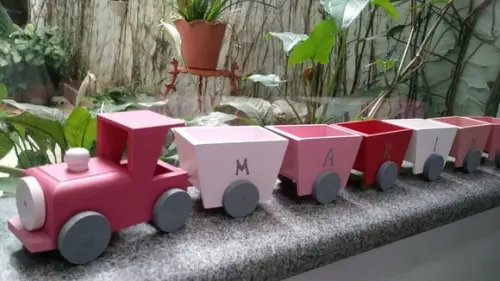 TRENZINHO DE MADEIRA COM 6 VAGÕES