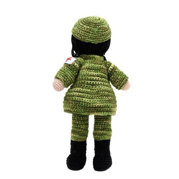 Boneca Médica Militar em Amigurumi