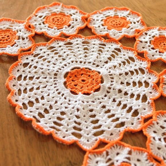 Caminho de Mesa Flores Laranja em Crochê