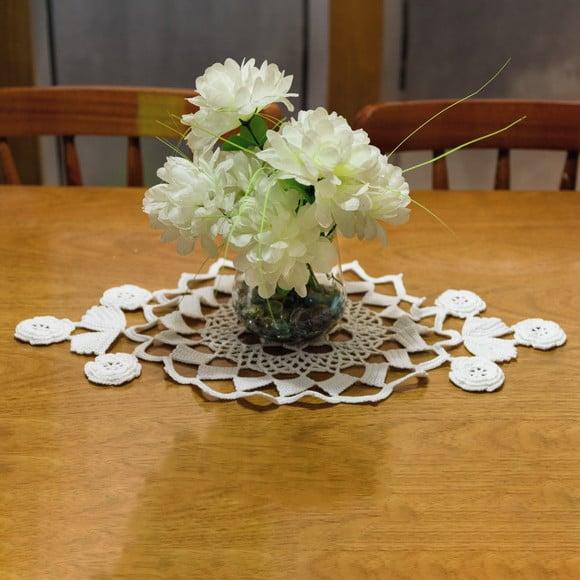Centro de Mesa em Crochê Branco com Flores