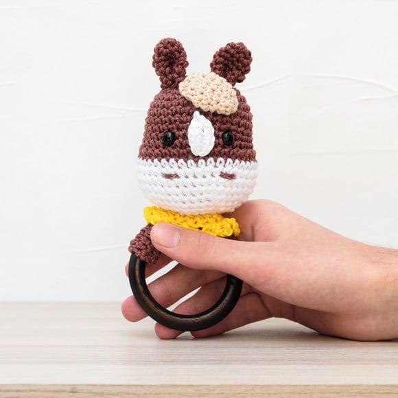 Chocalho Cavalo de Gravata em Amigurumi