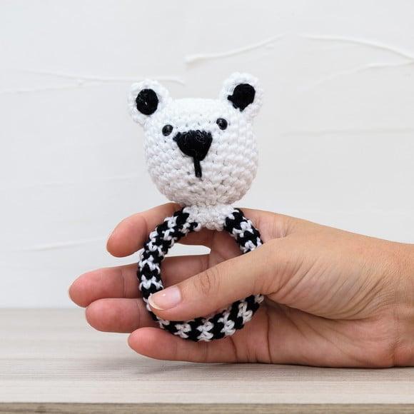 Chocalho Ursinho Preto e Branco em Amigurumi